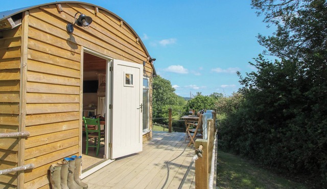 SQUIRREL'S DREY, romantic, with open fire in Clun