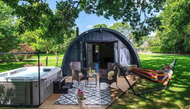 Squirrels Drey | Hot Tub Stay in the Cotswolds