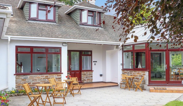 SQUIRRELS LEAP, romantic, country holiday cottage in Falmouth