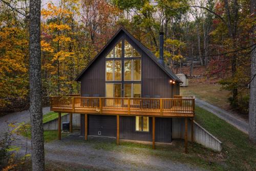 Sqyrls Nest - Hot Tub, Pet Friendly, Screen Porch, Grill, Wifi, Fire Pit, Deck, View, Family Friendly, Game Room, Shuffle Board, Wood Stove