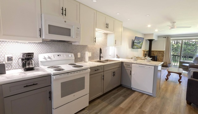 SR 41 | Snowy Mountain Hideaway – Dog-Friendly & Renovated Winter Retreat