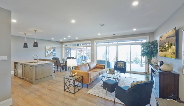 SRS Sunrise Suite ~ Private 2 King Apartment with Parking