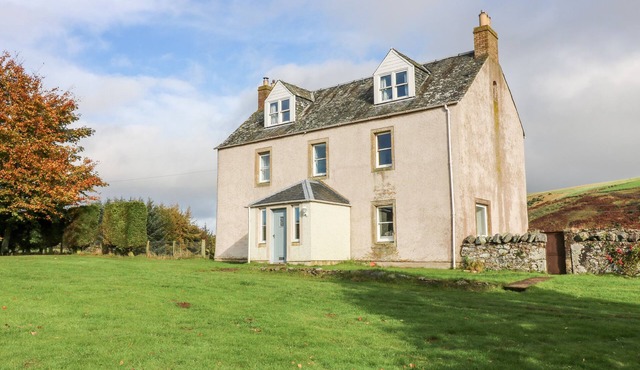 ST AGNES, pet friendly, character holiday cottage in Duns