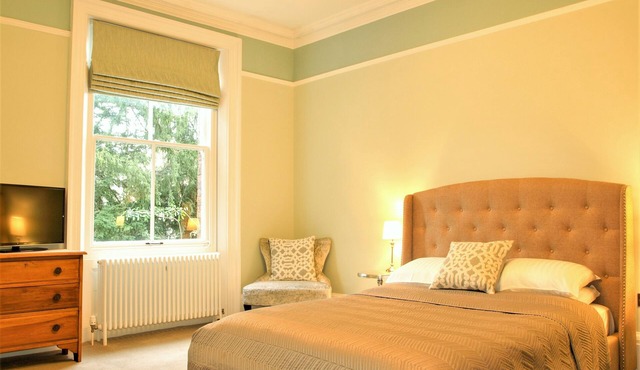 St. Alban (Standard King Room with Shower En-suite and Cathedral View)