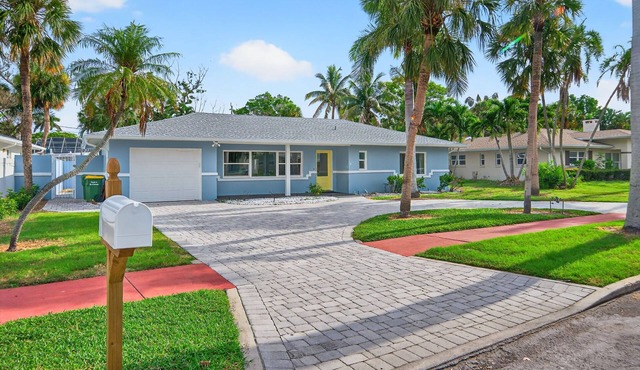 ST. ARMANDS CIRCLE, 3 Bedroom 3 Bath, Heated Pool!