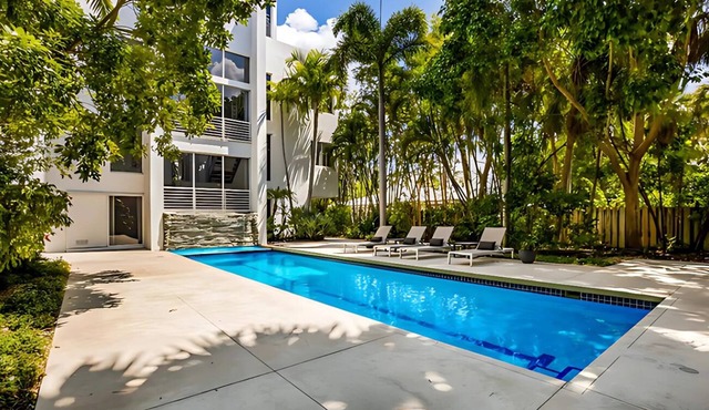 St Armands Key Walk to Beach - 3 Bedrooms 4+ Bathrooms Private Heated Pool