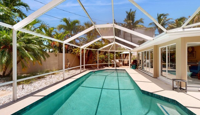 St. Armands oasis with saltwater pool - walk to beach & shops