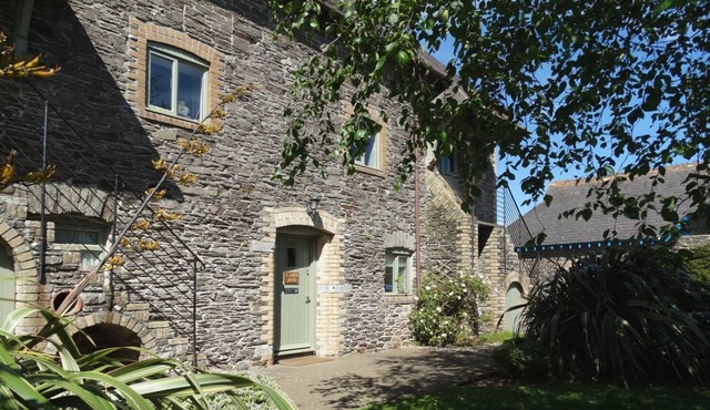 ST AUBYN COTTAGE, pet friendly, with a garden in Noss Mayo