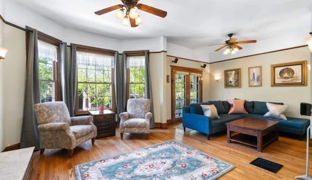 St.Bens, Jacuzzi, EV Parking! 4 beds, Walk to Wrigley Field & Brown Line!