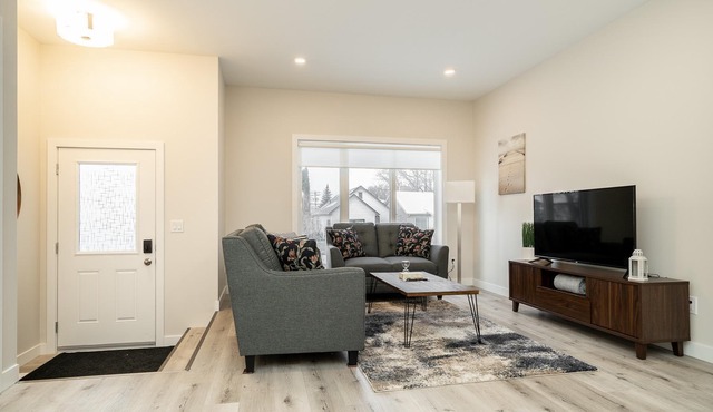 St. Boniface + Elegant 3 Bdr + Parking (16)