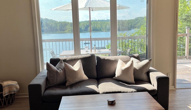 Stylish Lakeside Getaway | Renovated Cottage on Roddick Lake – Family Friendly