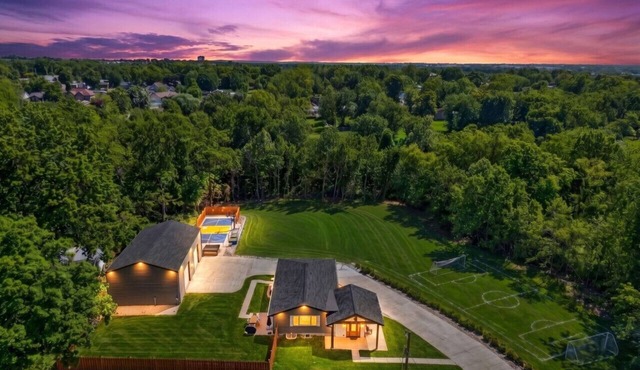 St. Charles Manor | Stadium | 4BR Private 2.2Acres