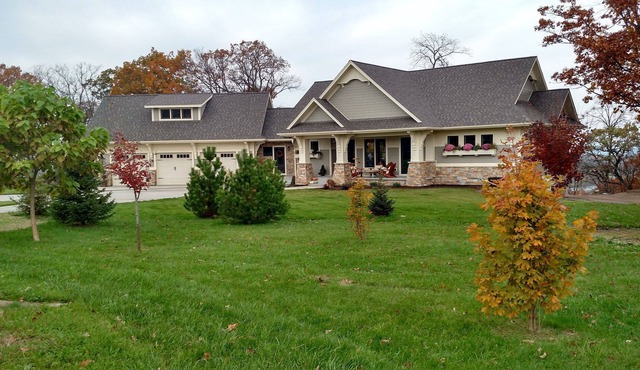 St Croix River Views - Peaceful Neighborhood - Room for 14!