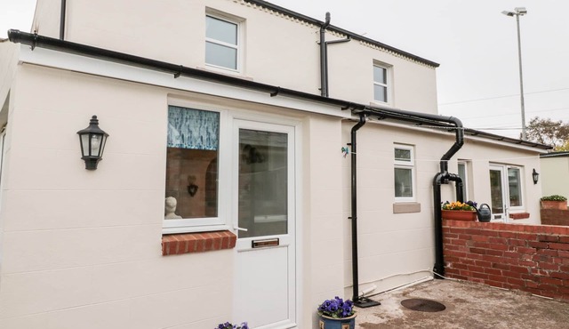 ST CUTHBERT'S COTTAGE, family friendly, with a garden in Beal