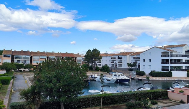St Cyprien: Serenity and relaxation with a view of the marina