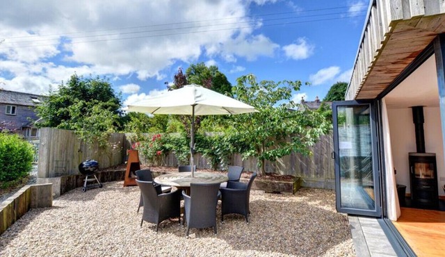 St Docwin - Four Bedroom House, Sleeps 9