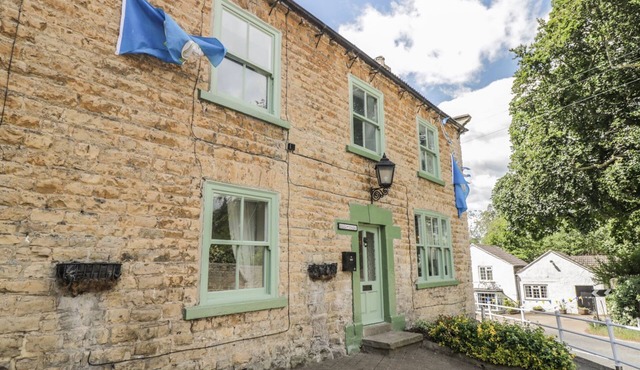 ST EDMUNDS HOUSE, with hot tub in Crakehall