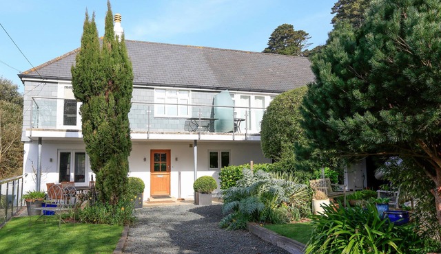 ST ELMO LODGE, pet friendly, with a garden in Salcombe