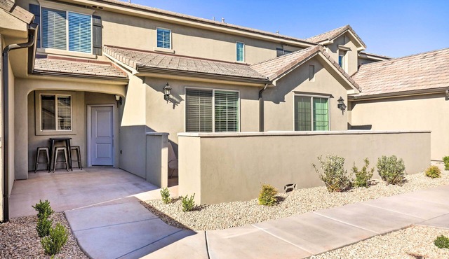 St George Area Townhome w/Patio + Pool Access