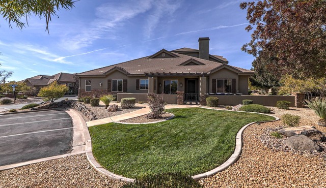 St George near Zion, 3BR, sleeps 10, steps to 2 pools/hot tubs, playground, pond