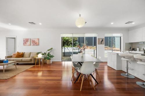 St Georges Gem - Spacious and Well-located Family Stay