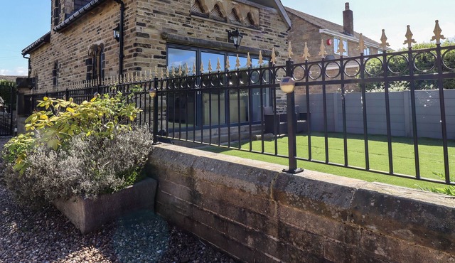 ST. GEORGES LODGE, character holiday cottage in Hipperholme