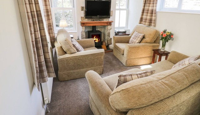 ST. HEDDAS COTTAGE, pet friendly, with open fire in Grosmont
