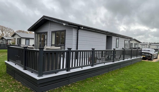 St Helens 2-Bed Lodge, Sleeps 4, Pets Ok & Pool