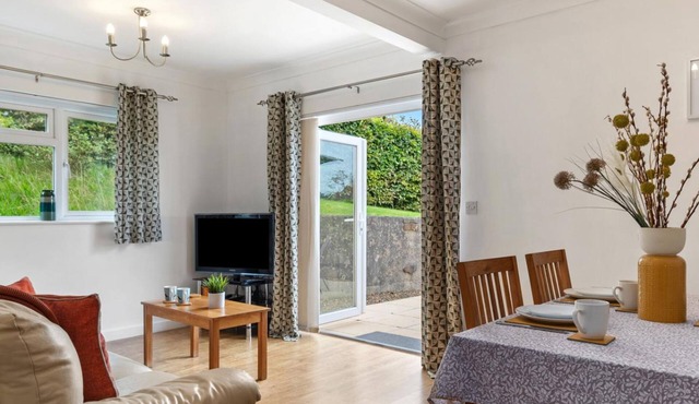 St Helens Apartment 2 - Short Walk to Beach