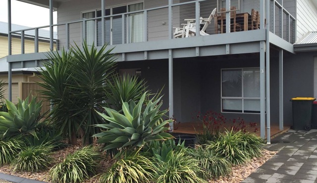 St Ives at Pt Hughes - A contemporary take on the "Beach House" for up to x10.