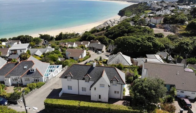 St Ives & Carbis Bay beach sea views with Hot Tub & EV charger