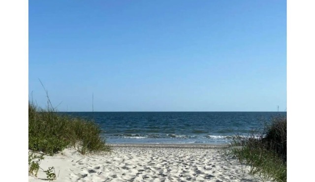 St James Efficiency with Pool/15 min to Oak Island Beach!