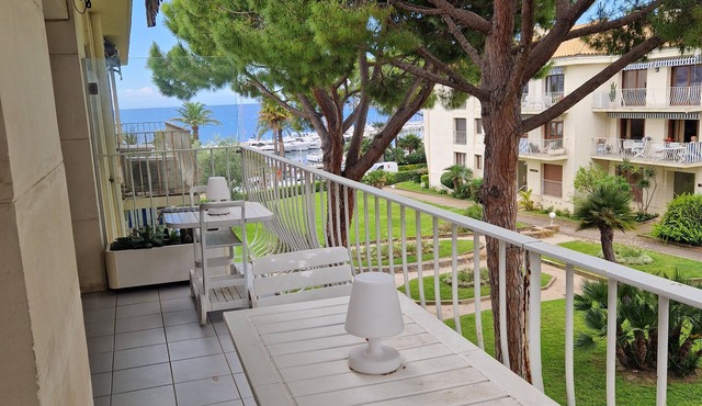 St Jean Cap Ferrat city center, 60m2, 14m2 terrace with sea view and parking