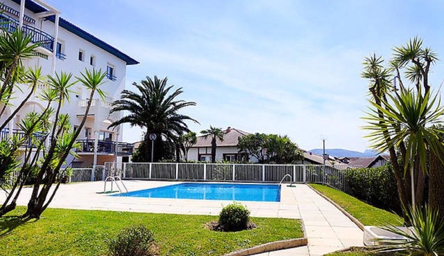 ST JEAN DE LUZ SUPER T2 center, swimming pool exceptional setting, beach walk