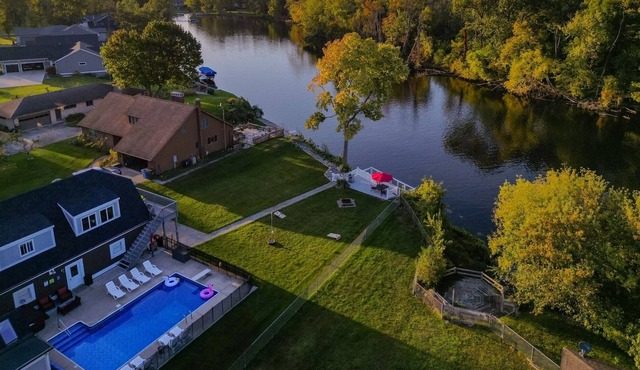 St. Joe “River Escape”~ Pool~Hot Tub~ Gameroom