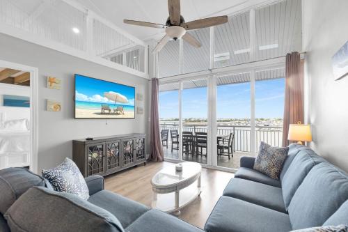 St John - Downtown Waterfront Penthouse Pool Parking Dock