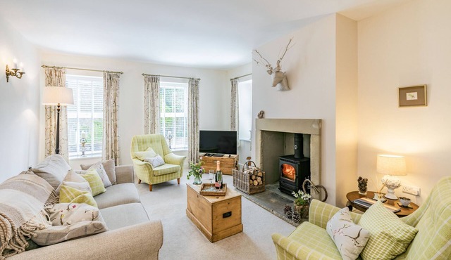 ST. JOHN'S COTTAGE, family friendly, with open fire in Penistone