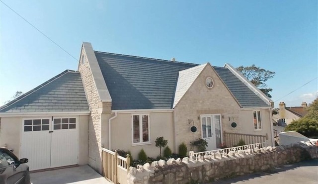 ST JOHNS VIEW, pet friendly, with open fire in Fortuneswell