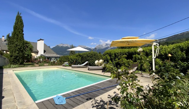 St Jorioz, Prestigious villa near Annecy lake and mountains, pool, superb view