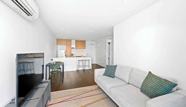 St Kilda 1BR Apt|City Views|Parking|Beach|Tram