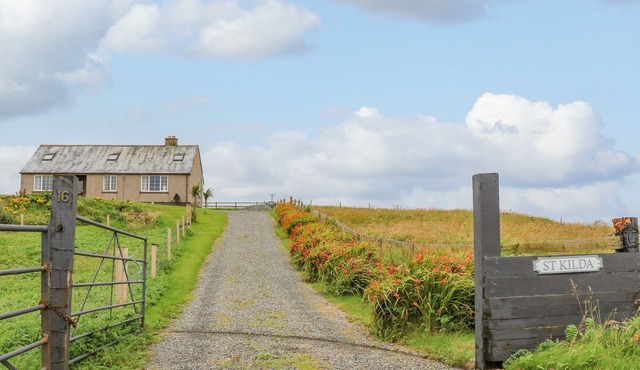 ST. KILDA, pet friendly, with open fire in Lochmaddy, North Uist