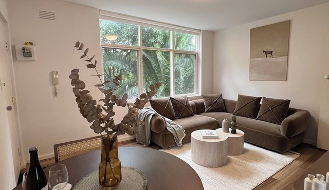 St Kilda Resort Apartment with Pool and Tennis Court