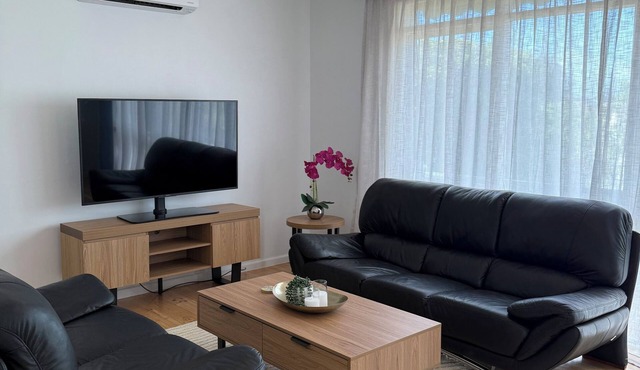 St Leonards Coastal Escape - 7 minute walk to the main street & beach!