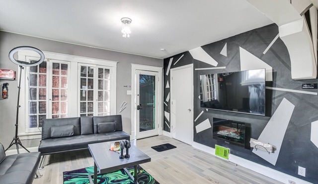 St Louis Home w/Mini Pool Table & Arcade Game!