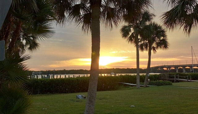 St. Lucie River Breezes - Downtown Stuart and Beaches Within Minutes