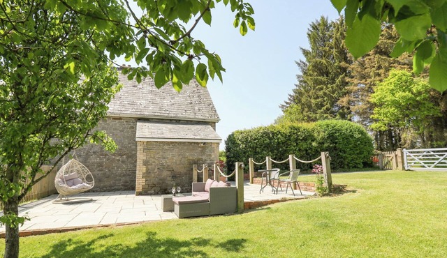 ST. MARKS SCHOOL HOUSE, pet friendly, with a garden in Rhayader