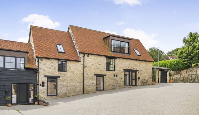 St Mary's Barn - sleeps 6 guests in 3 bedrooms