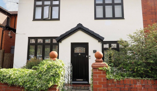 ST MARY'S HOUSE, pet friendly, with hot tub in Greenfield