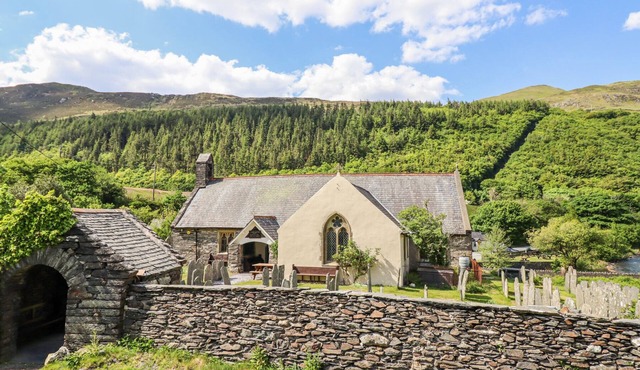 ST.MARY'S, pet friendly, character holiday cottage in Tal Y Llyn
