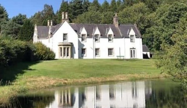 St Marys Farmhouse - Traditional Country Farmhouse with Open Fire